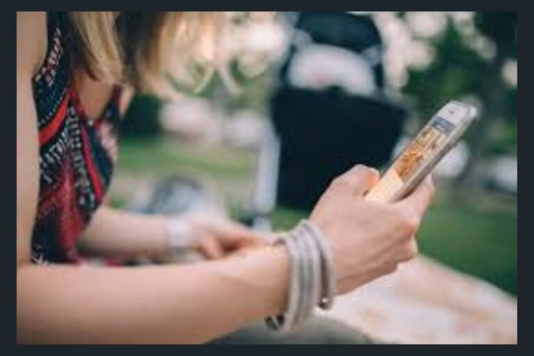 How to Stop Scrolling Social Media After Meals
